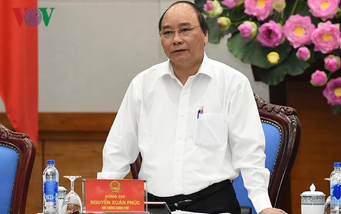 Nguyên Xuân Phuc demande aux fonctionnaires de mieux servir le peuple - ảnh 1